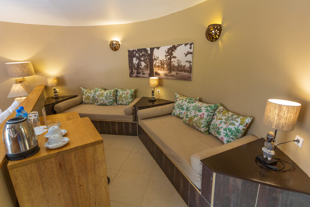 Hôtel-Restaurant-Bar.
Le Royam Hôtel situé sur la « Petite Côte » au cœur de la station balnéaire de Saly, offre calme et dépaysement.
