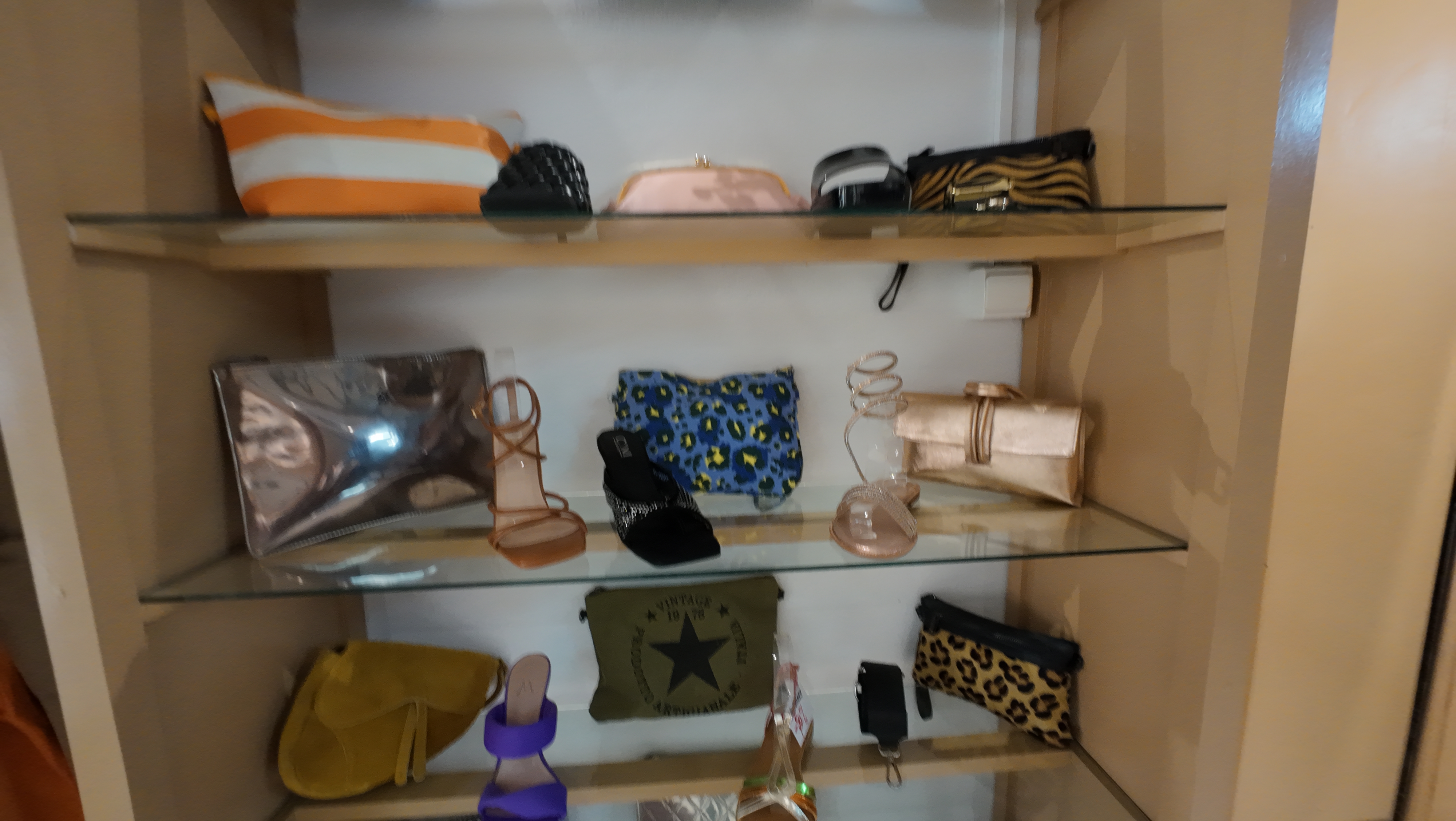 Boutique de prêt-à-porter et accessoires mode, à Saly.