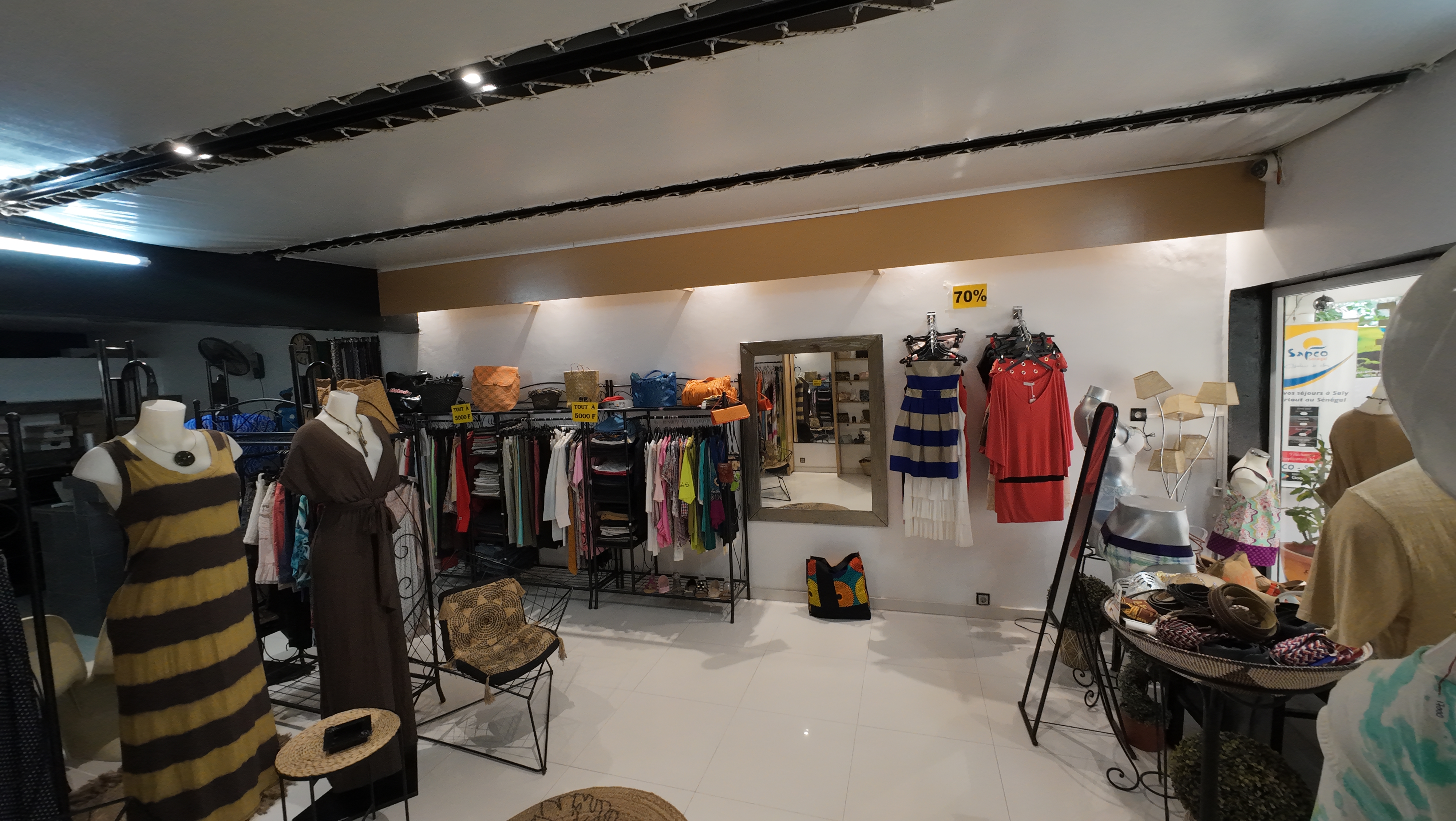 Boutique de prêt-à-porter et accessoires mode, à Saly.