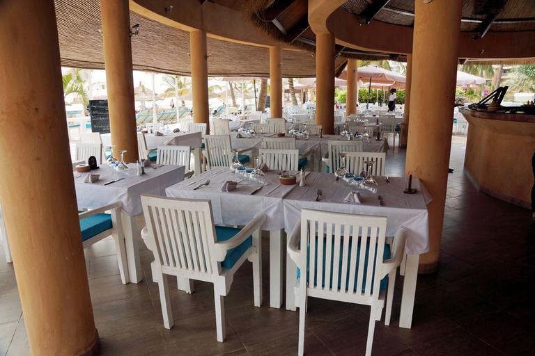 Terrasse couverte et bar de Safari Beach à Saly