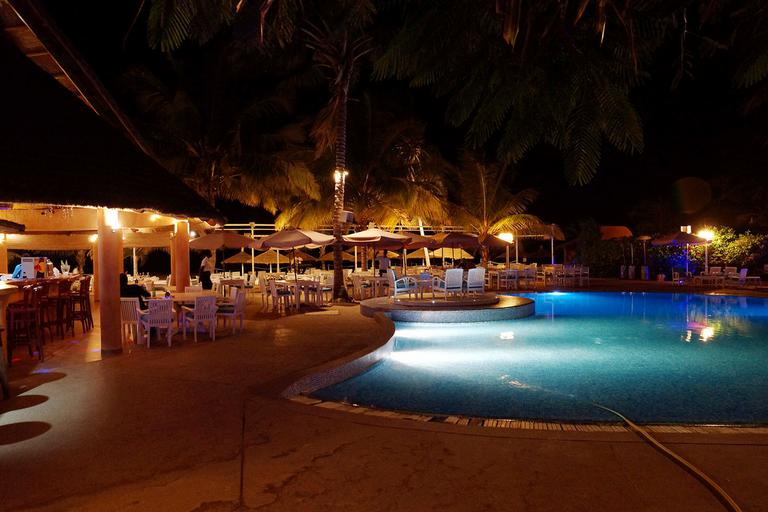 La piscine au bord du restaurant Safari Beach Saly Sénégal.